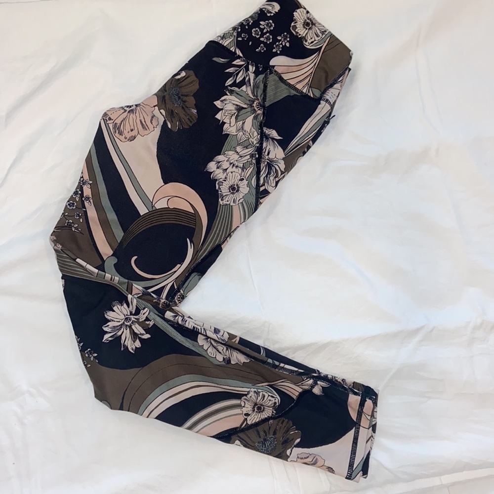 MOST COMFY LEGGINGS!! Name brand!!